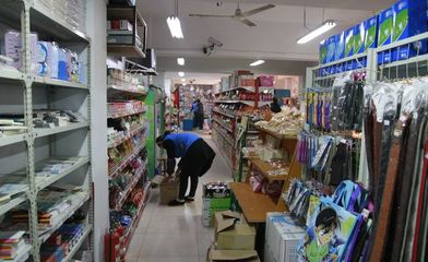 校園小賣鋪 承載幾代人回憶的角落，為何在塑料制品銷售中漸行漸遠(yuǎn)？